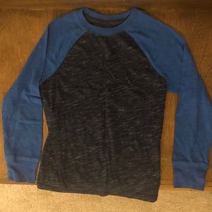 Boys’ long-sleeved blue tee